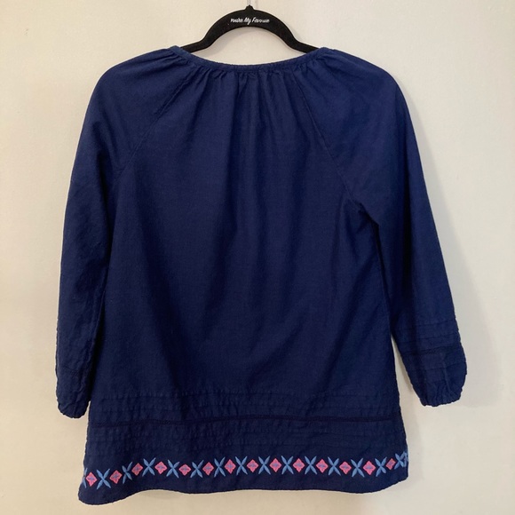 Vineyard Vines embroidered v-neck shirt - Picture 3 of 5